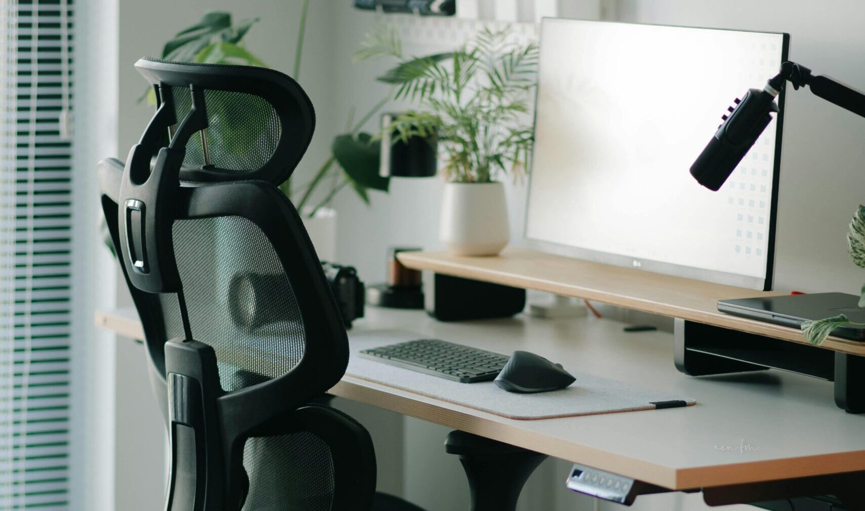 Best home office chair Canada showing an ergonomic adjustable chair in a modern home office setup