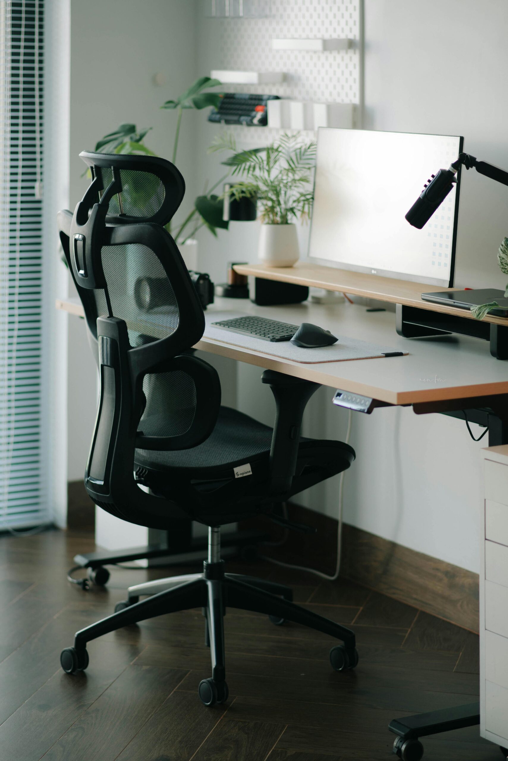 Best home office chair Canada showing an ergonomic adjustable chair in a modern home office setup